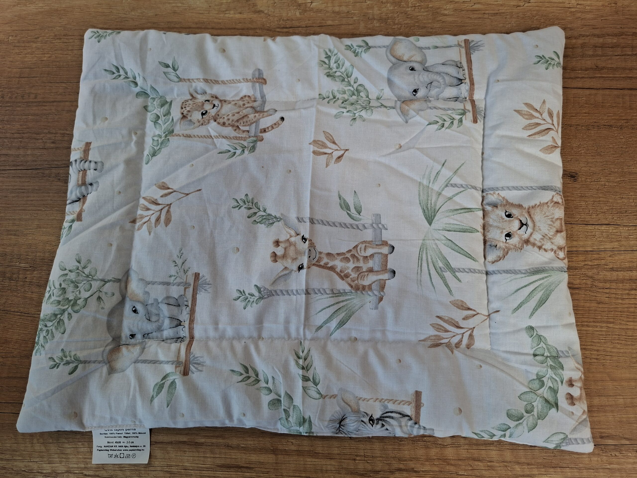 Lapos kispárna 38x48 cm pamut borítással - Hintázó szafarikölykök mintával - Elfodított